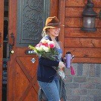 Pregnant Hilary Duff receives flowers from a paparazzo | Picture 88895